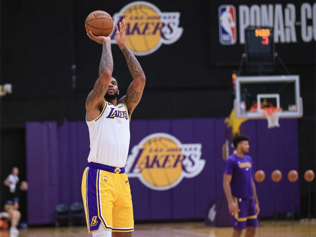 三分8连中！湖人2米08秘密武器苦练，季后赛或成关键奇兵？